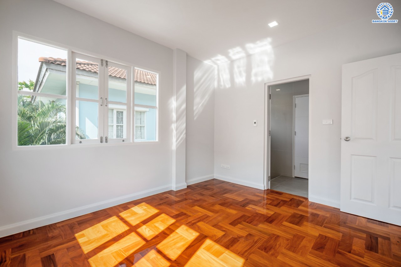 บ้านมือสองตกแต่งใหม่ ม.นันทวัน บางใหญ่-รัตนาธิเบศร์ บ้านเดี่ยวคุณภาพแบรนด์ LH ตอบโจทย์ทุกไลฟ์สไตล์ เนื้อที่ขนาด 66 ตร.ว. ฟังก์ชัน 3 ห้องนอน 3 ห้องน้ำ 1 ห้องแม่บ้านพร้อมห้องน้ำในตัว บนทำศักยภาพ หน้าโครงการติดถนนกาญจนาภิเษก ใกล้รถไฟฟ้าสายสีม่วง "สถานีสามแยกบางใหญ่" และทางด่วน "ศรีรัช"